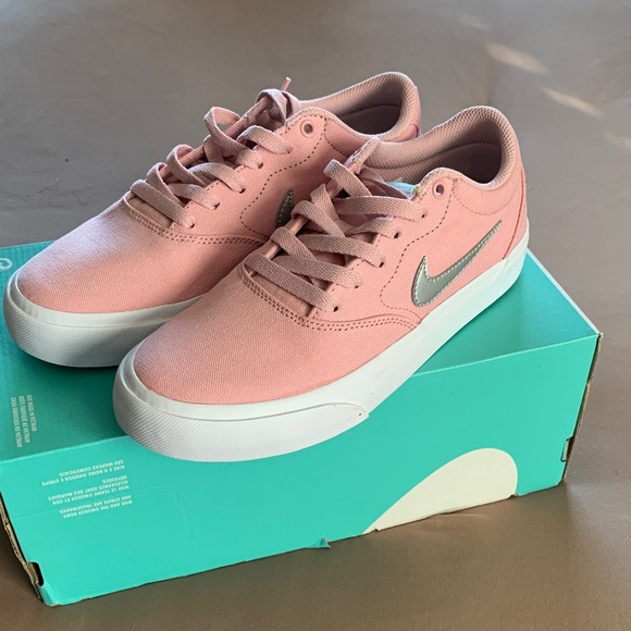 Nike Women's SB Charge Canvas Sneaker - Picture 1 of 11